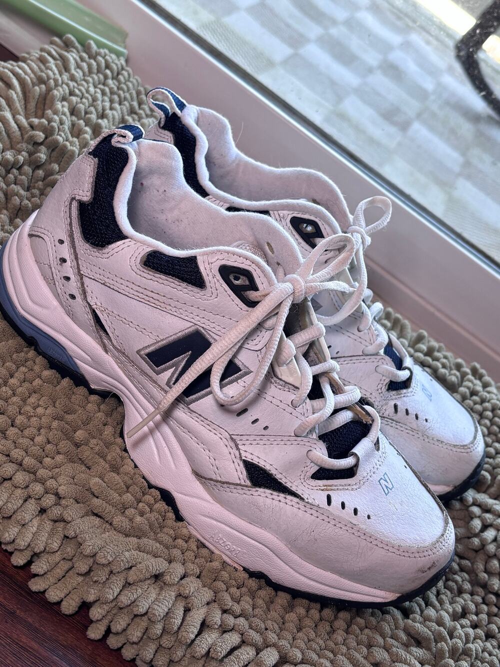 New Balance 609 Men’s Size 8.5 White Navy Leather Retro Sneakers